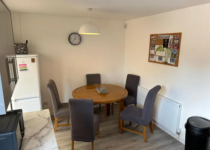 Fresh, Fully Equipped Modern House Can Sleep 5