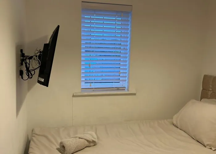 Fresh, Fully Equipped Modern House Can Sleep 5