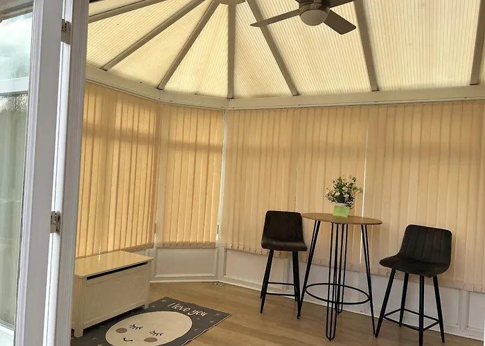 Fresh, Fully Equipped Modern House Can Sleep 5
