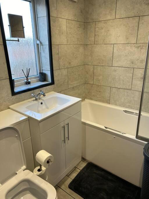 Fresh, Fully Equipped Modern House Sleep 5 Holiday home *