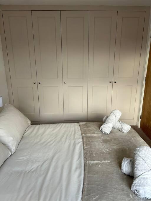 Fresh, Fully Equipped Modern House Sleep 5 *