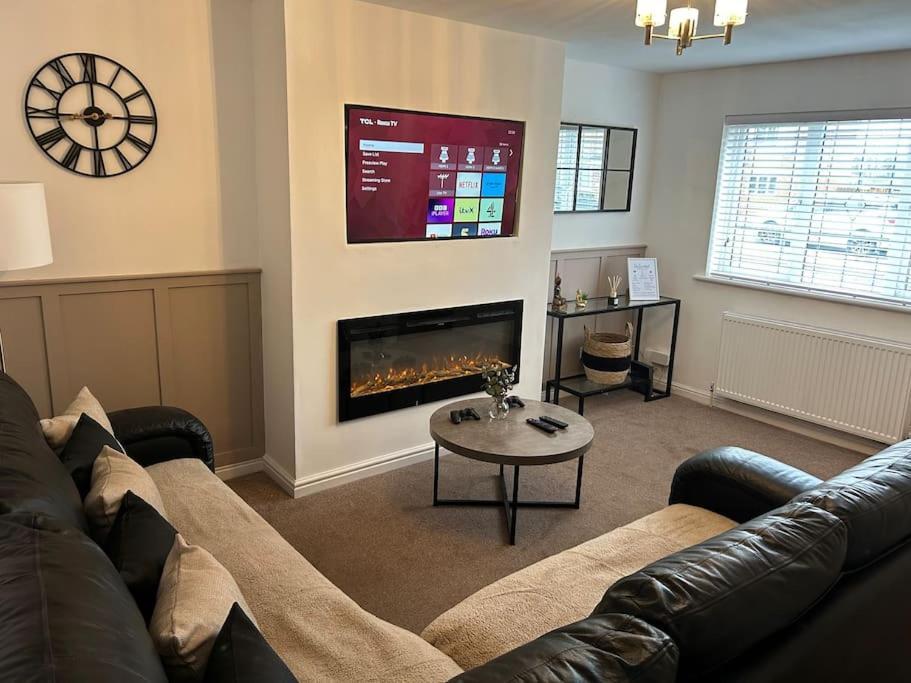 Fresh, Fully Equipped Modern House Sleep 5 Holiday home Kiveton Park