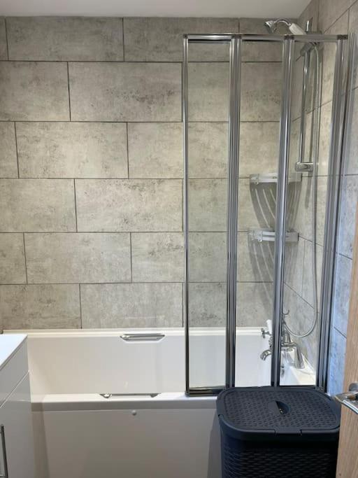 Fresh, Fully Equipped Modern House Sleep 5 *