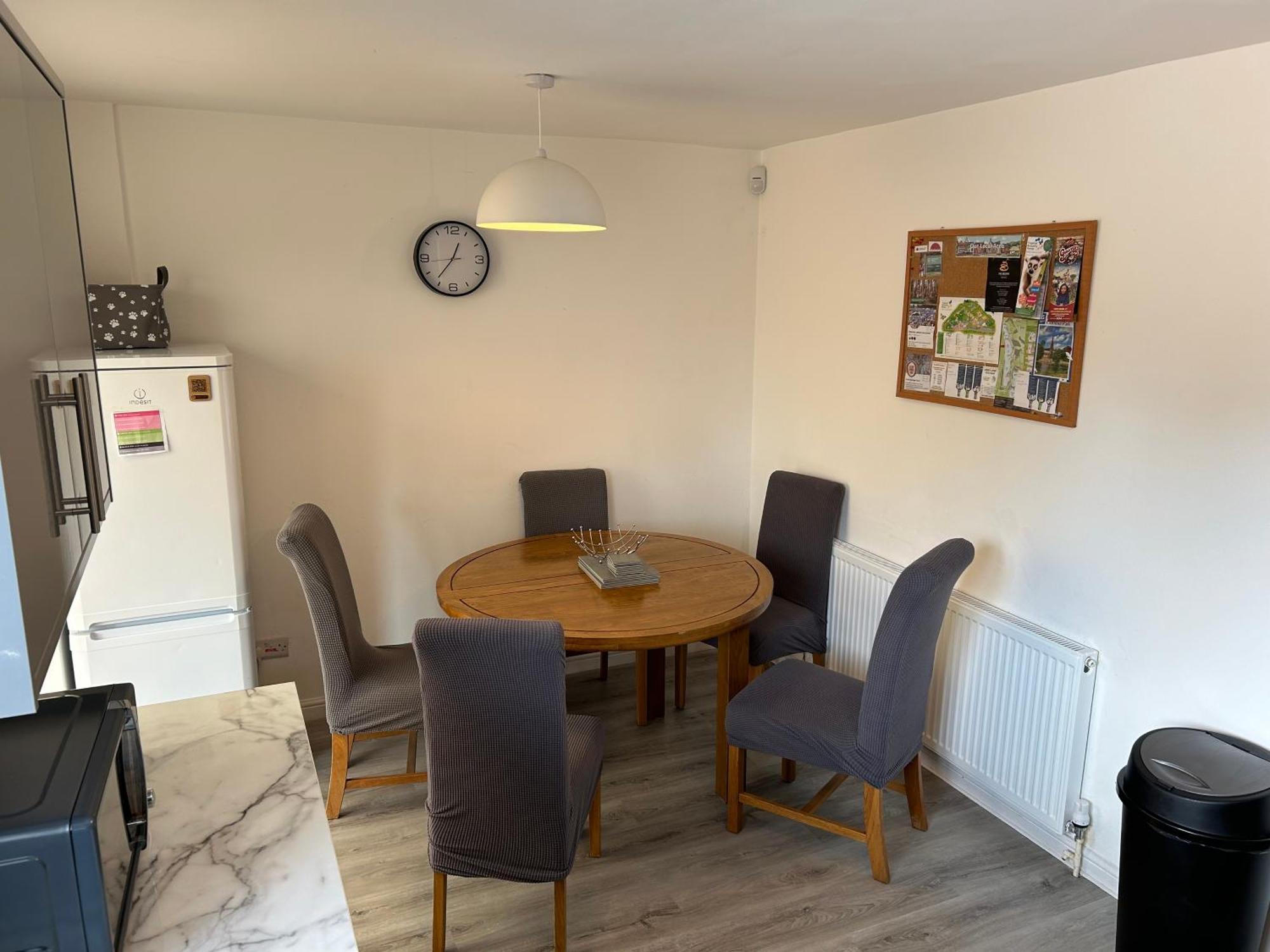 Fresh, Fully Equipped Modern House Sleep 5 Holiday home *